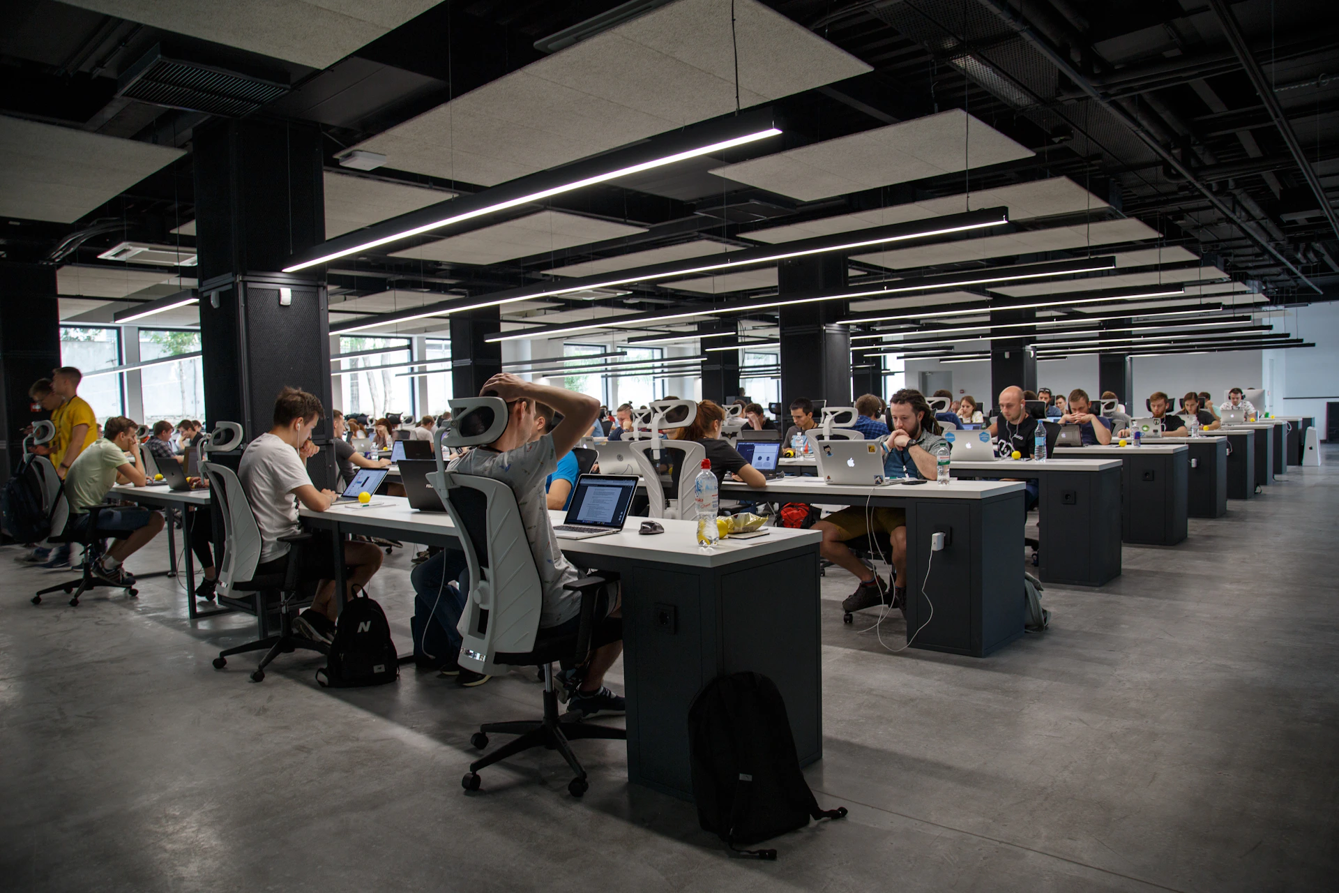 Equipamentos de rede e cabeamento em tons de azul, representando a base técnica de sistemas em operação